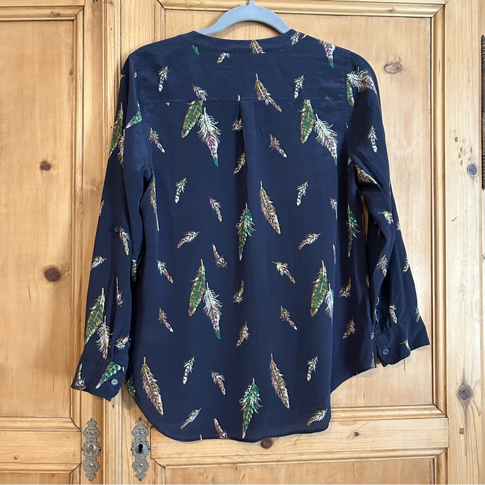 Talbots Women’s Feather Print Silk Button Down Blouse Sz 8P - Picture 2 of 7